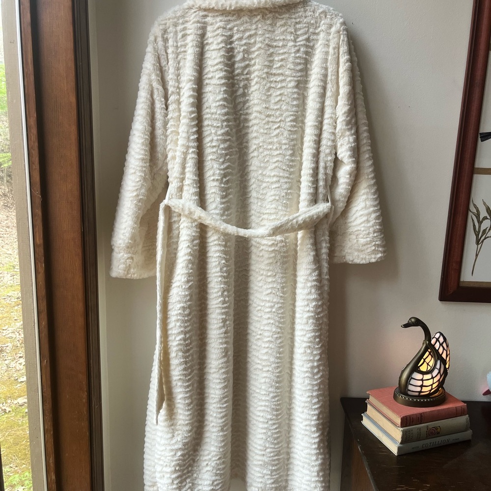 Cozy White Textured Robe - Picture 4 of 6